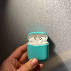 Airpodskal - Airpodsskal i silikon i färgen turquoise, 💙 betalsätt: swish, frakt är inkluderat