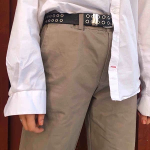  - Beiga chinos i en rak modell. Trendiga och snygga till mycket. Modellen på bilden är 176 cm😍