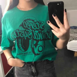  - T-shirt i väldigt bra skicka nästan oanvänd. Frakt tillkommer✨