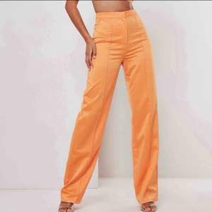  - Så sjukt snygga byxor från missguided som jag köpte här på plick, men som tyvärr blev för korta för mig. Jag är 180 och har väldigt långa ben och de blev lite för korta på mig för min smak! Superbra skick och sitter superfint runt rumpan!