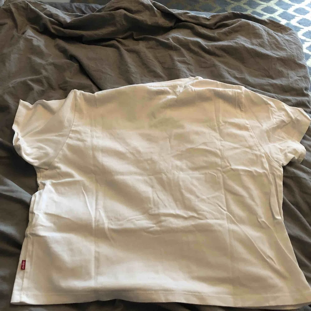 En Levis tröja som används lite men inga synliga tecken på att den är använd. . T-shirts.