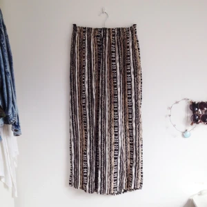  - Vida mönstrade byxor, hög midja (om man vill). Luftiga och svala, det PERFEKTA sommarplagget. :-)