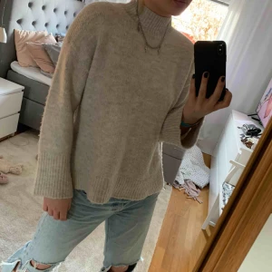  - En beige fin collegetröja i bra skick med slits på sidorna. 