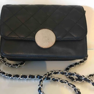  - Basic svart väska med silver detaljer. 