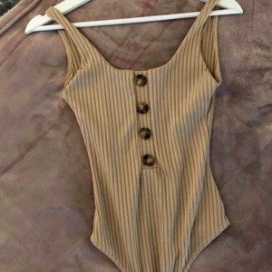  - Ny beige string body ifrån Prettylittlething.