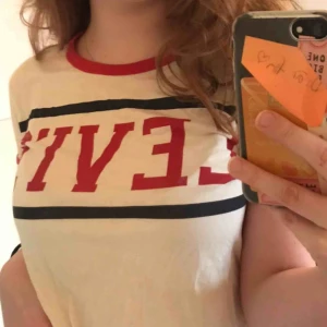  - Snygg Levis T-shirt i väldigt bra skick! Kan mötas upp i Uppsala eller så tillkommer frakt 💕