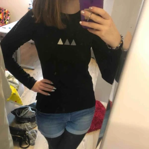  - En idrott/underställ svart långarmad tröja. 