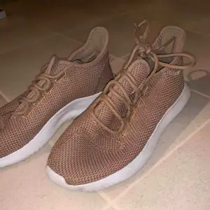 Adidas tubular i mycket bra skick använda fåtal gånger