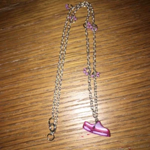  - Säljer handgjorda halsband för 20:-  Pm för mer info