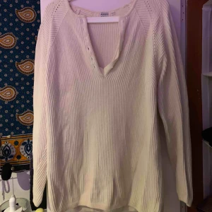  - supermysig stickad tröja från adelsten. använd och med lite slitage i kanterna, men inget som märks. 