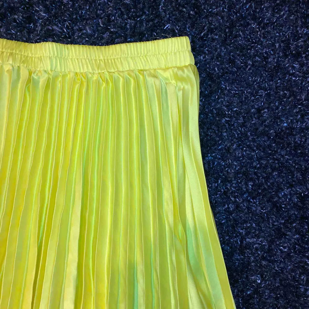 Neongul kjol från bikbok, använd ett fåtal gånger! Frakt tillkommer. Kjolar.