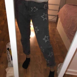  - Intressekoll på mina handmålade stjärnjeans!! Jeansen är från pull&bear med målat stjärnor & blixtar på ⭐️⚡️ Skriv för fler bilder🥰