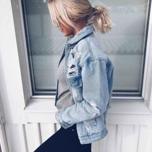  - (Den första bilden är inte min, men det är exakt likadan jacka) Kan frakta för 63kr