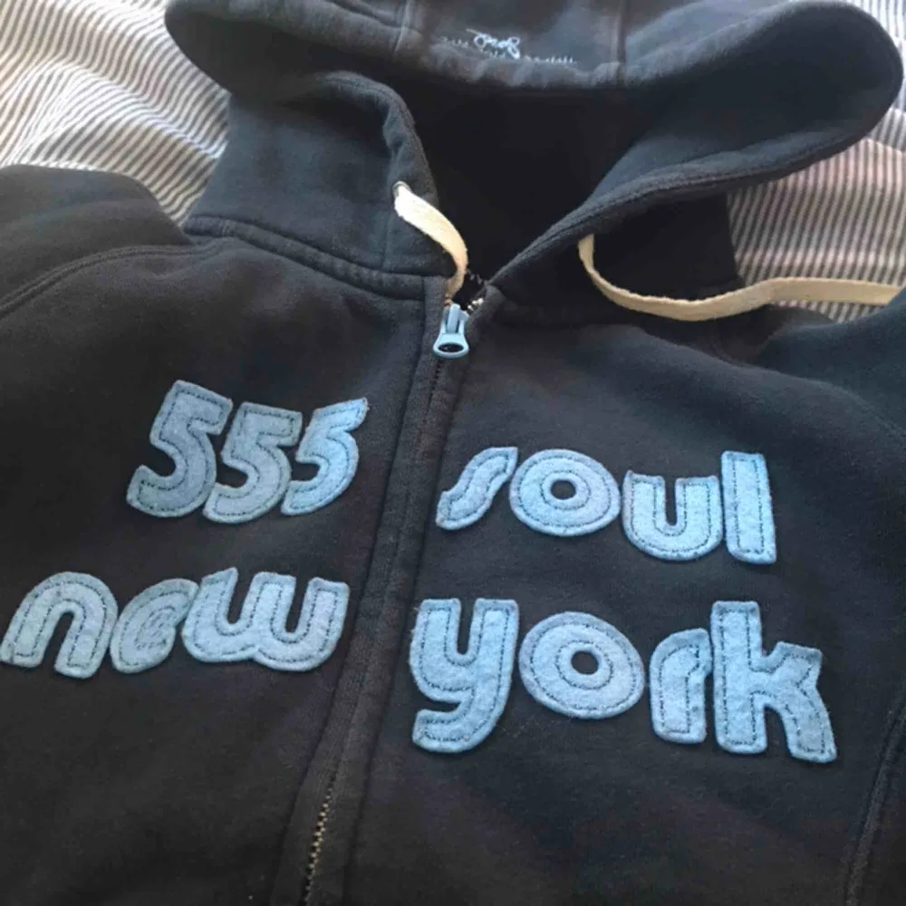 Kortärmad hoodie med tryck. Köpt i new york för länge länge sen. Bra skick! Möts på södermalm. Frakt tillkommer💙💗💙. Tröjor & Koftor.