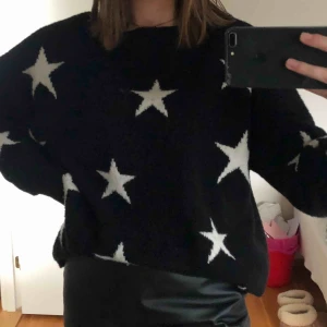  - Svart stickad tröja med vita stjärnor. Tröjan är i One Size, ungefär som en M. Från United colours of beneton. Passar både till kjol och byxor. 