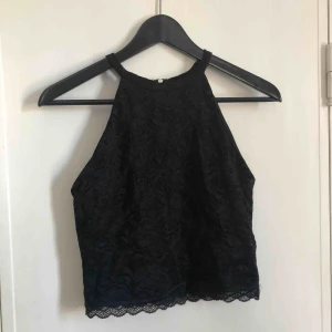  - Topp från BikBok med svarta detaljer! Aldrig använd. Köparen står för frakt 🤠
