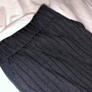  - Vanliga ribbade utsvängda byxor i svart 