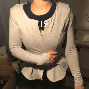  - Grå kofta/ tunn jacka