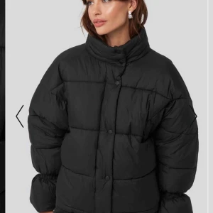  - Använd ca en vecka! Säljs för jag fick en ny vinterjacka! Oversized pufferjacka med fin detalj i ärmarna. Kan tvätta den innan den säljs om du vill! Nypris 800kr