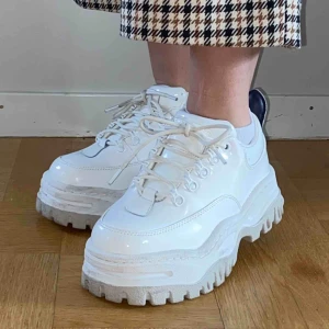  - Ett par vita skor från Etys i modellen Angel. Nypris:2800. Har blivit använda ett fåtal gånger så är fortfarande i fint skick. Kan antingen mötas upp i Stockholm eller frakta, isåfall tillkommer fraktkostnader. Tar endast swish :)