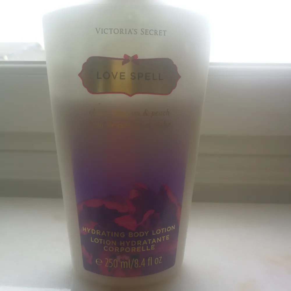 Säljes en victoria secret body lotion I smaken love spell. På andra bilden kan man de hur mycket den har kvar. Den luktar super gott!!!. Övrigt.