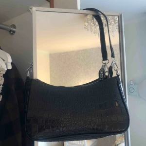  - Väska från shein som säljs pga används aldrig💕 du står för frakten