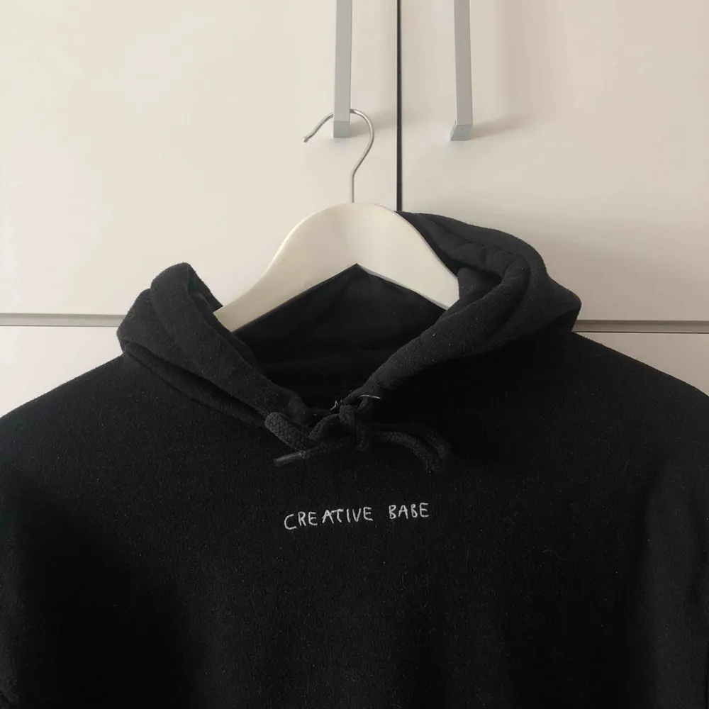 Populär hoodie från Monki🧚🏼‍♀️ Lite nopprig men ingeting man tänker på! Passar även S. Köparen betalar frakten på 63kr 🥰 . Hoodies.