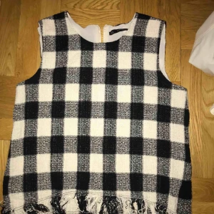  - Supersöt tröja! Oanvänd. Hyfsad tajt i modellen så skulle säga att tröjan passar en S-M. Märket är zara men jag köpte den på arkivet:-) Kan mötas upp i Stockholm! 