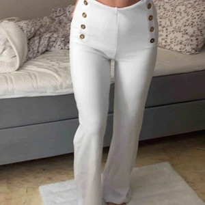  - Sköna byxor som är utsvängda och har knappdetaljer!!