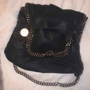  - Hej! Säljer en stella mccartney falabella i superfint skick som är köpt för några år sedan men ej särskilt sliten❤️har tyvär inget kvitto kvar därav priset. Nypriset var mellan 8000-9000kr. Det är den lite större modellen. Kontakta vid frågor. BUDA!