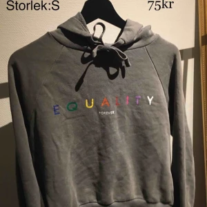  - Militärgrön hoodie med texten equality forever. Använd enstaka gånger och har Inge brister alls.