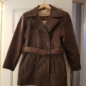 Skinnjacka, Rocco Barocco  - Jackan är från 80/90-talet. Storlek S men känns större. Den är dubbelknäppt och har lite tjockare foder. Löstagbar ljus krage och axelvaddar. Jackan kan hämtas på lämplig plats i Stockholm. Annars betalar du frakten.