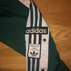  - Snygga gröna Adidasbyxor med knappar. Använda sällan och är i bra skick.