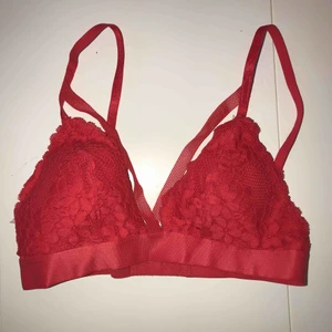  - Söt röd bh från HM i storlek XS! Fraktar eller möts i Uppsala :)