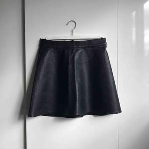 SÅ SNYGG kjol i skinnimitation från H&M, storlek 36. Snygg passform och dragkedja baktill. 