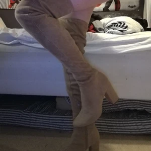 Beigea knähöga boots - Beigea knähöga boots från H&M storlek 37. 9CM klack. Väl använda men inte fläckar eller så. Hund och katt finns i hemmet. Möts i Stockholm eller så betalar köparen frakt. 