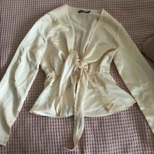  - En blus från boohoo som är använd en gång endast och är väldigt fin men ej haft tillfälle att använda den mer
