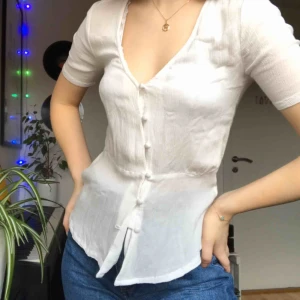  - En söt liten blus från Monki. Säljer då den aldrig kommit till användning (har använt den max 3 gånger) så den behöver en ny ägare😇 Köparen betalar frakten💕 