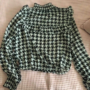  - En blus från ginatricot som aldrig används då de inte min stil 