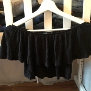  - Off shoulder top från Boohoo.