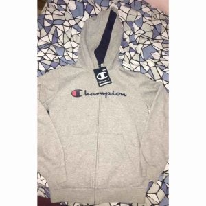  - Ny med prislapp kvar, köpt för ca 500kr säljs för 300 + frakt. Koftan har en luva, insidan e varm med fleece + fickor . Betalning sker via swish om det önskas. ❤️