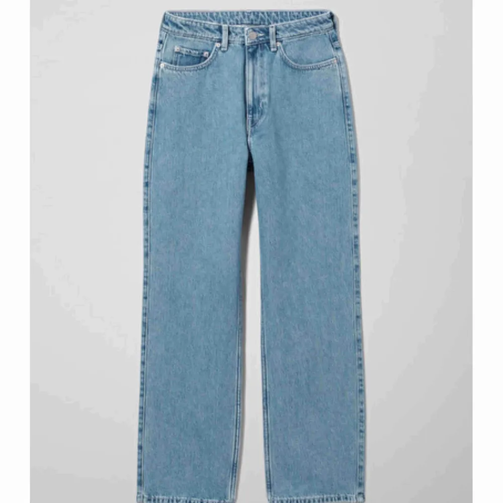 Jeansen är modellen Row ifrån Weekday, storlek 27/30. Säljer på grund av att de tyvärr blivit för stora, älskar verkligen jeansen annars. Vill man ha fler bilder är det bara att fråga! Puss. Jeans & Byxor.