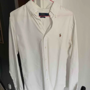  - Skjorta jag använt 3 gånger så den är som ny. Den passar till alla stilar. 