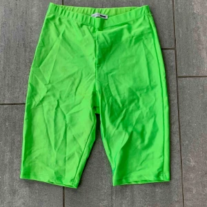  - NEONGRÖNA cykelbyxor, använda en gång. Superstretch, frakt tillkommer