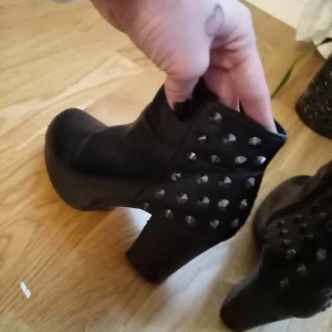 Svart pumps m nitar  - Använda men används inte längre.. Någon nit kanske saknas men märks inte av. Sköna att gå i.. Strl 38 