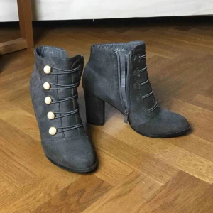  - Kan gärna bytas mot annat.  Sjukt snygga klackar som inte kommit så mycket till användning. Köpta i Malaga. Fin Spansk kvalitet. 