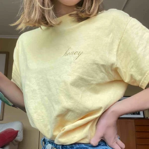  - Tröja från Brandy Melville. Endast använd en gång. Det står ONE SIZE men skulle säga att den är S. Den är den färgen som på första bilden, ljuset i de andra blev konstigt 