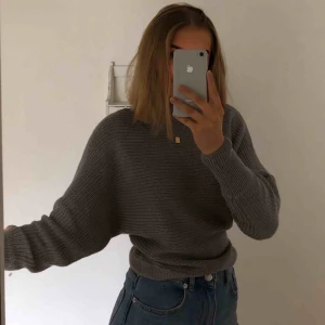  - En mysig stickad ljusgrå tröja från NA-KD i storlek XXS men stor i storleken så blir som en XS. Köpt för ca 1år sen men endast använd 2 gånger. Väldigt skönt material och sticks inte alls. Betalning sker via Swish och köparen står för frakten