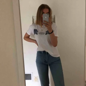  - En fin t-shirt från mango med mörkblått broderi på framtill. Köpt för ca 1 år sedan och i fint skick.  Betalning sker via Swish och köparen står för frakten, kan även mötas upp nära sölvesborg/bromölla.  