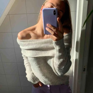  - FRAKT INGÅR! Gråmelerad off shoulder knit.  Kan mötas upp i Lund eller posta för 59kr :)  Skriv bara om du har några frågor <3